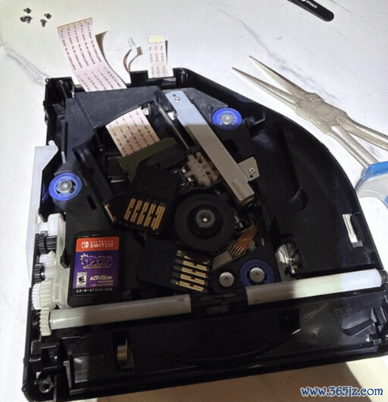 PS5被Switch卡带塞满了！熊孩子神操作让光驱宕机